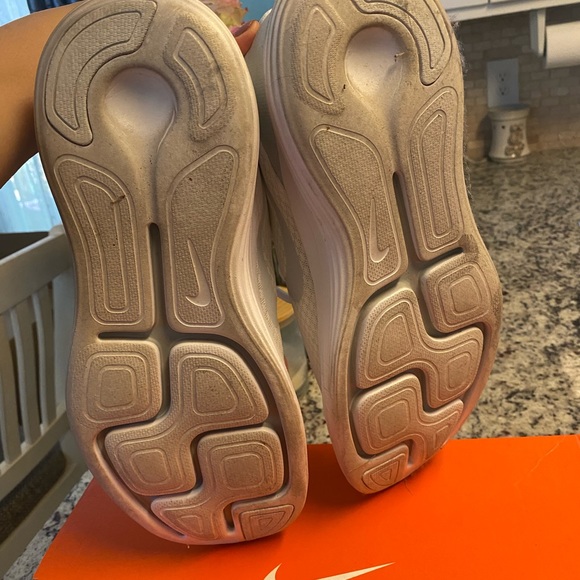 Nike - Picture 7 of 12